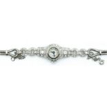 Art-Deco-Armbanduhr, Platin und 585er WG,ausgefaßt mit 60 Diamanten von zus. ca. 2,40 ct, mechanis