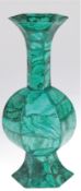 Malachit-Vase, 6-kantige Form mit gebauchtem Mittelteil, teilweise massiv bzw. außen verkleidet, mi