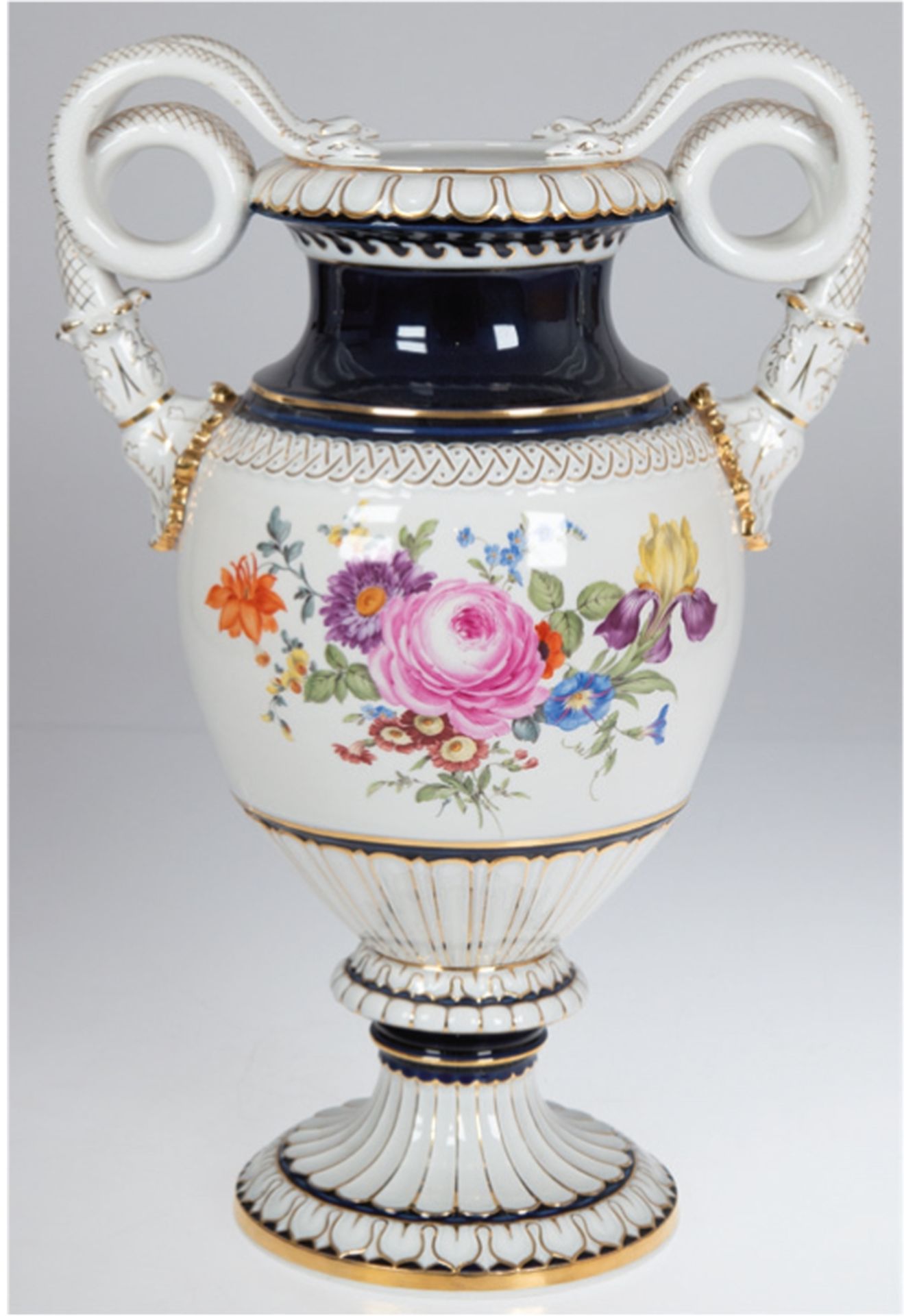 Meissen-Schlangenhenkelvase, 1. Wahl, beidseitig polychrome Blumenbukettmalerei, reiche Goldstaffag - Bild 2 aus 2