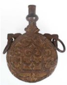 Orientalische Pulverflasche, 19. Jh., Messing/Kupfer/Eisen, Reliefdekor, H. 17 cm