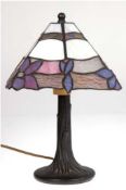 Kleine Tischlampe im Tiffanystil, 1-flammig, Bronzefuß, braun patiniert, Schirm aus buntem Favrileg