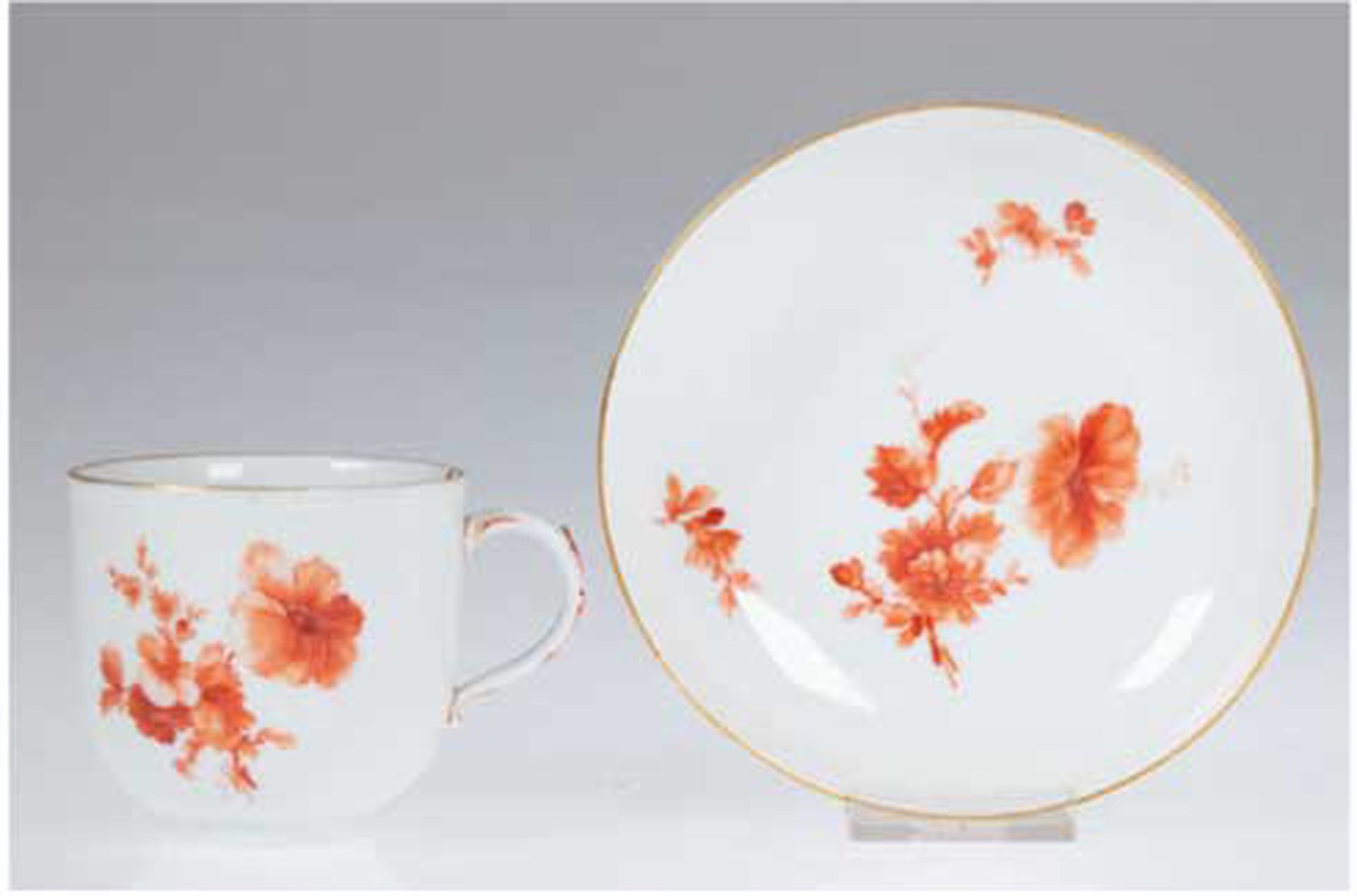 KPM-Tasse mit UT, um 1780, becherförmig, eisenrote Floralmalerei, Goldrand (berieben), H. 6,5 cm