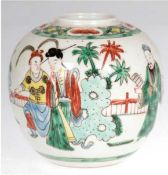Vase, China 19. Jh., Keramik, polychrome Landschaftsmalerei mit Personen, Kugelform, H. 12,5 cm