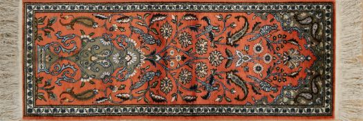 Täbris, Persien, Seide, rotgrundig mit Vase-, Floral- und Vogelmotiven, 120x47 cm