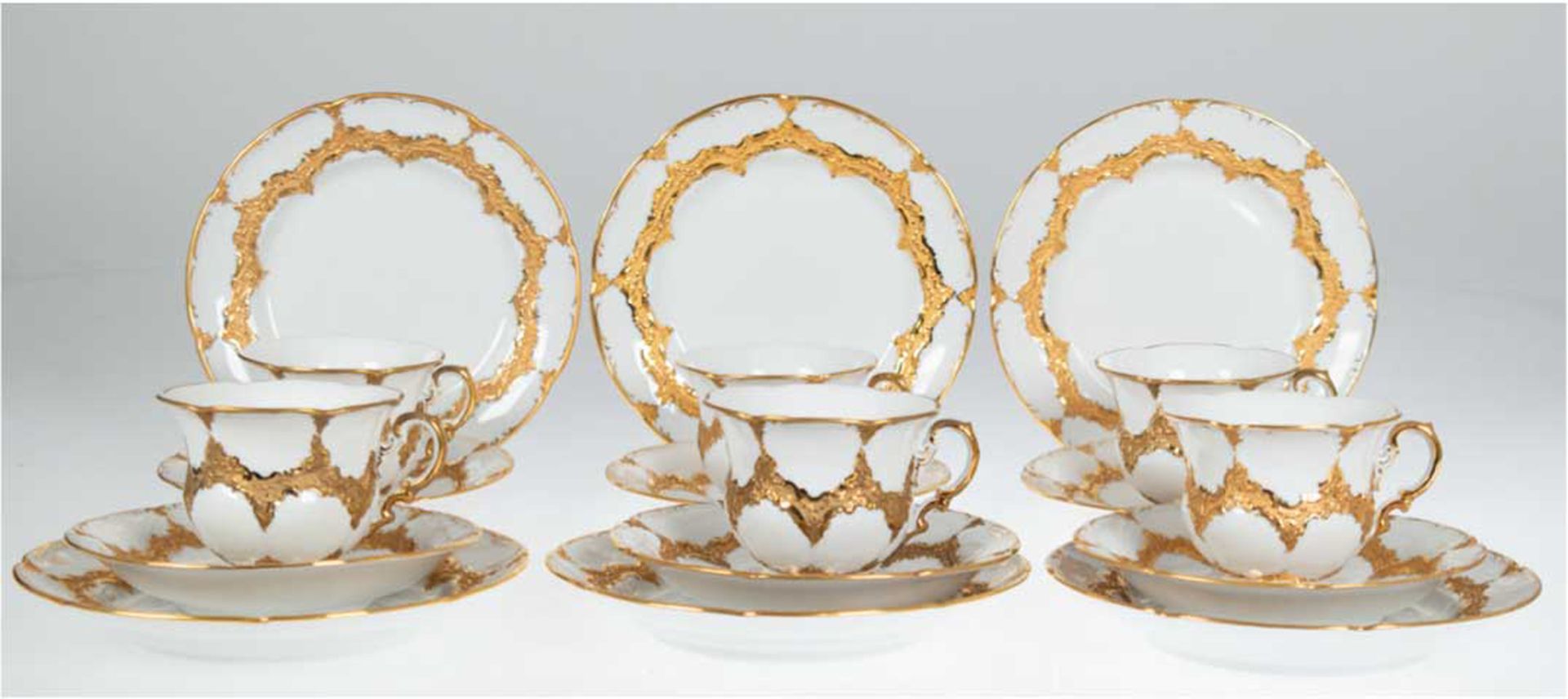 6 Meissen-Kaffeedecke, B-Form, vergoldeter Reliefdekor, 2 Schleifstriche, Tasse H. 7,5 cm, Kuchente