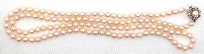 Lange Zuchtperlen-Kette, Perlen-Dm. 6,5 mm, 585er WG-Schließe besetzt mit zentraler Perle, umgeben 