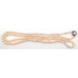 Lange Zuchtperlen-Kette, Perlen-Dm. 6,5 mm, 585er WG-Schließe besetzt mit zentraler Perle, umgeben