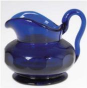 Biedermeier-Henkelkrug, blaues Glas, Gebrauchspuren, H. 10 cm