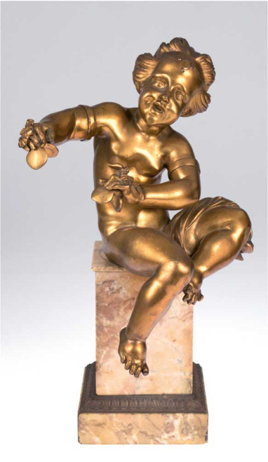 "Putto mit Kastagnetten", Frankreich 19. Jh., Bronze vergoldet, ockerfarbener Marmorsockel, Ges.-H.