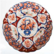 Imari-Teller, Japan, Meiji-Periode, polychrome Floralmalerei, Gebrauchspuren, Dm. 24,5 cm