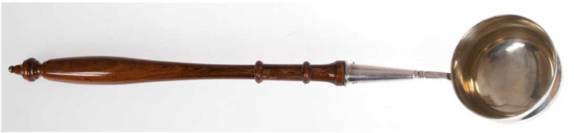 Kelle, 830er Silber, Schweden, ca. 130 g, gedrechselter Holzstiel, L. 41 cm