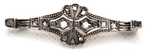 Brosche, 750er WG/GG, geometrisch gegliedert, besetzt mit 14 Diamanten, L. 4,8 cm, ges. 4,8 g