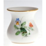 Kleine Meissen-Vase, Bunte Blume 2 mit Goldrändern, gebauchte Form, I. Wahl, H. 5,0 cm