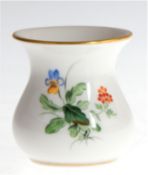 Kleine Meissen-Vase, Bunte Blume 2 mit Goldrändern, gebauchte Form, I. Wahl, H. 5,0 cm