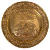 Wandteller, Messing, um 1800, Spiegel heraldisch reliefiert, Löwe und Bär ein Wappen haltend, darun