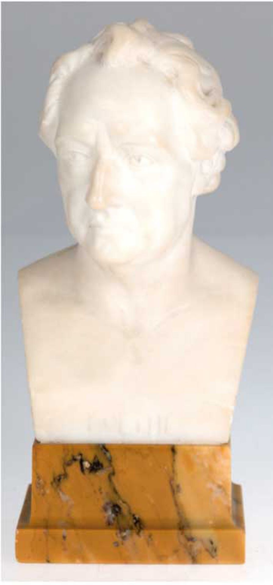 Büste "Goethe", weißer Marmor, rückseitig undeutl. sign., auf orangem Marmorsockel, Ges.-H. 20 cm