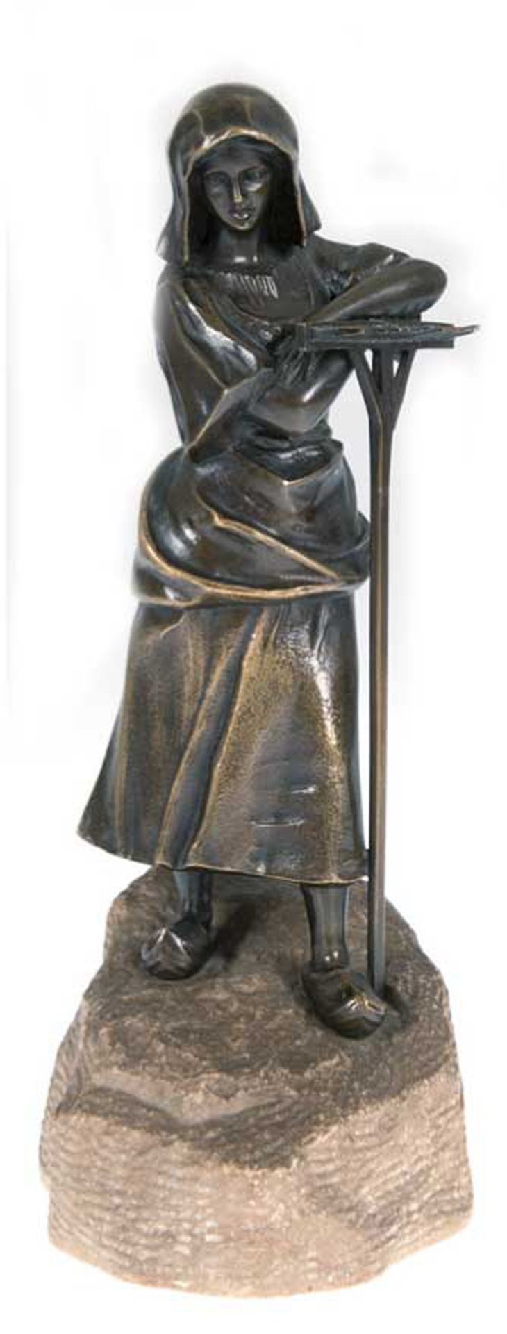 Titze, A. (um 1920, tätig in Wien) "Landarbeiterin mit Harke in Holzpantinen", Bronze, dunkel patin