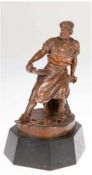 Gewso, Rene (Französischer Bildhauer, tätig 2. Hälfte 19. Jh.) "Sitzender Schmied", Bronze, rotbrau