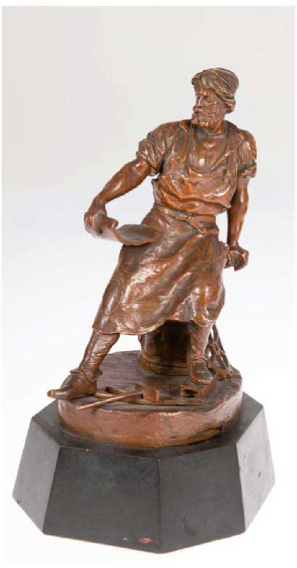 Gewso, Rene (Französischer Bildhauer, tätig 2. Hälfte 19. Jh.) "Sitzender Schmied", Bronze, rotbrau