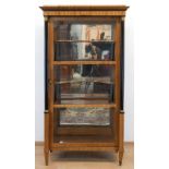 Biedermeier-Vitrine, Kirsche furniert, 1-türiger, 3-seitig sprossenverglaster Korpus auf konischen