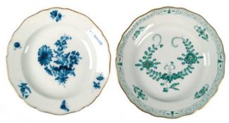 2 div. Meissen-Teller, Blaue Blume mit Goldrand (berieben), Ende 19. Jh., I. Wahl, Dm. 19,5 cm und 