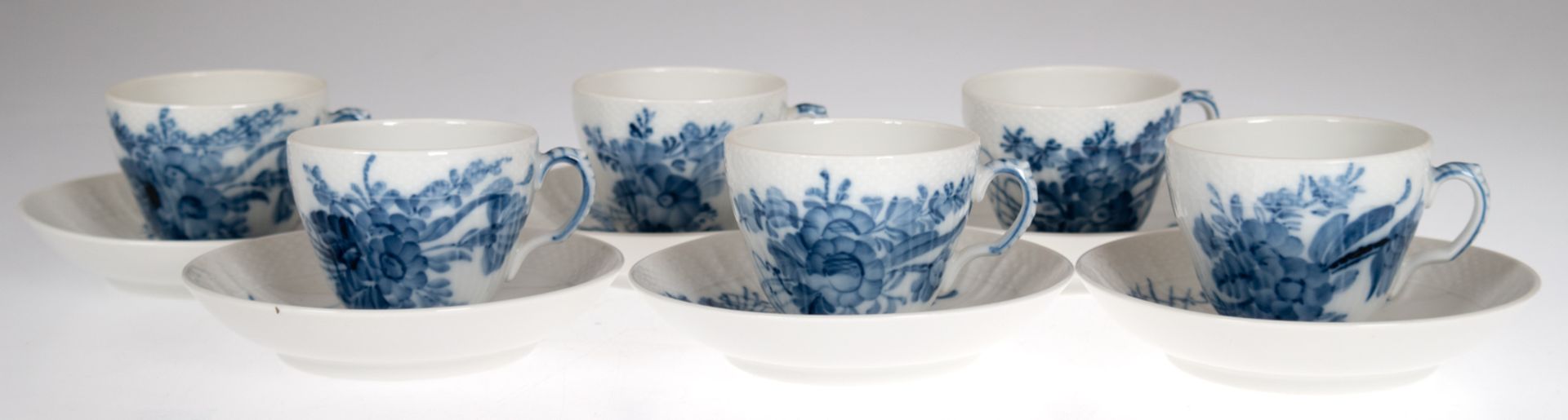 6 Kaffeetassen mit UT, Royal Copenhagen, Blaue Blume, 1549, Rand mit Flechtrelief, 2. Wahl