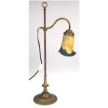Jugendstil-Lampe, 1-flammig, Messing, höhenverstellbar, beweglicher Lichtarm mit glockenförmigem La