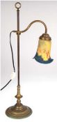 Jugendstil-Lampe, 1-flammig, Messing, höhenverstellbar, beweglicher Lichtarm mit glockenförmigem La