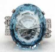 Ring, 585er WG, besetzt mit großem, oval facettiertem Aquamarin von ca. 26,10 ct., leuchtendes, int