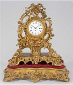 Große Pendule mit Konsole, Frankreich um 1850, Holz stuckiert, gefaßt und vergoldet, vielseitig ges