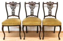 3 Jugendstil-Stühle, England, Mahagoni, gepolsterter Sitz, gelber Mohairbezug, Rückenlehne mit gesc