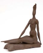Strang, Peter (1936 Dresden) "Sitzender weiblicher Akt", Keramik, rückseitig Stempelmarke, L. 34 cm