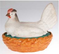 Dose in Form eines auf Nest sitzenden Huhnes, um 1900, Keramik z.T. polychrom bemalt und glasiert, 
