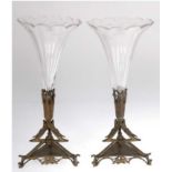 Paar Jugendstil-Vasen, dreipassiger Bronzefuß mit plastischem Floraldekor, mit blütenförmigem, face