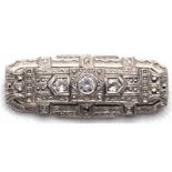 Art-Deco-Brosche, 585er WG, 8,3 g, 1 Brillant ca. 0,60 ct., 2 Brillanten zus. ca. 0,45 ct., Maße 4,