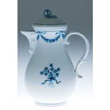 Meissen-Kaffeekanne, Blaue Feston- und Blumenmalerei, Blüte als Deckelbekrönung, I. Wahl, H. 24 cm