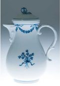 Meissen-Kaffeekanne, Blaue Feston- und Blumenmalerei, Blüte als Deckelbekrönung, I. Wahl, H. 24 cm