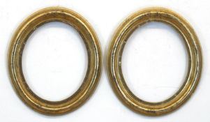 Paar ovale Bilderrahmen, vergoldet, profiliert, Innenrand stuckiert, Gebrauchspuren, 30x26 cm