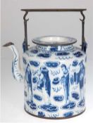 Große Teekanne, China, 19. Jh., Porzellan, figürlicher Darstellung in Blaumalerei, Stand, Tülle und
