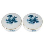 Paar Meissen-Deckeldosen, rund, Blaues Blumenbukett mit Goldrändern, Aquatinta, 1. Wahl, Dm. 7 cm