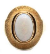 Opal-Ring, 585er G, ovaler mattierter Ringkopf besetzt mit prächtigem Multicolor-Vollopal-Cabochon,