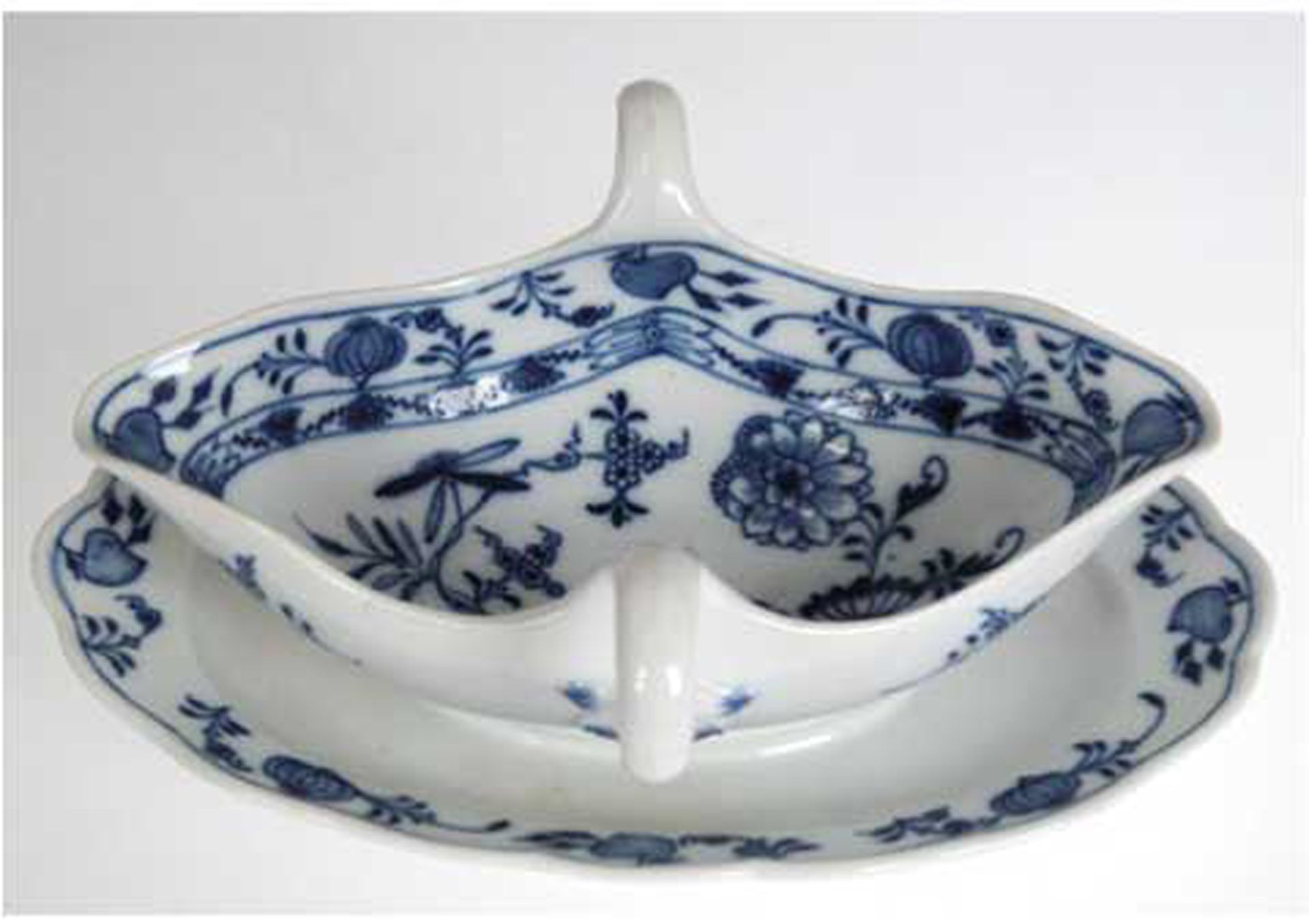 Meissen-Sauciere, um 1900, Zwiebelmuster, auf festem Unterteller, 2 Schleifstriche, L. 26 cm