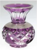 Kristall-Vase mit Silber-Auflage, gebaucht, farbloses Glas lila überfangen und geschliffen, H. 8,2 