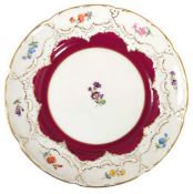 Meissen-Teller, B-Form, purpur glasiert, Gold angespitzt, mit Streublümchen, I. Wahl, Dm. 19,5 cm