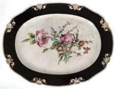 Große Platte, oval, Royal Copenhagen um 1800, im Spiegel florale Malerei, schwarzer Rand  mit Musch