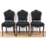 3 Salon-Stühle im Rokoko-Stil, Nußbaum, beschnitzt, gepolsterter Sitz und Rückenlehne mit schwarzem