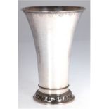 Vase, 830er Silber, Schweden, konischer Korpus, reliefierter Stand und Rand, Wandung mit leichtem H