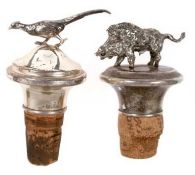 2 Flaschenverschlüsse, 835er Silber, vollplastisch bekrönt von einem Wildschwein bzw. Fasan