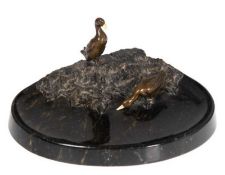 Schale mit Enten, schwarzer Marmor, ovale Form, auf naturalistisch ausgearbeitetem Grund 2 Bronze-E