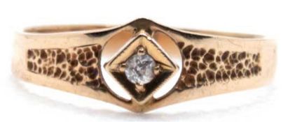 Ring, 585er GG, Hammerschlag-Dekor, 2,7 g, 1 Altschliffbrillant ca. 0,05 ct., RG 62, Innendurchmess